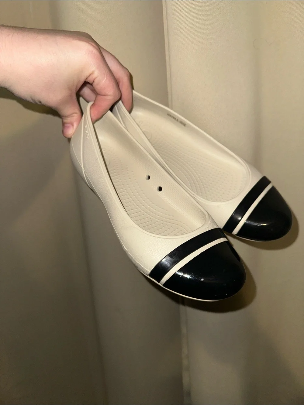 Crocs women's cap toe flats in stucco and black size 5 - Picture 1 of 5